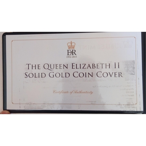 56 - A 22CT GOLD ONE CROWN PROOF COIN COVER, DATED 2015, THE ELIZABETH II SOLID GOLD COIN COVER. 
(approx... 