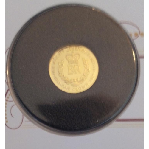 56 - A 22CT GOLD ONE CROWN PROOF COIN COVER, DATED 2015, THE ELIZABETH II SOLID GOLD COIN COVER. 
(approx... 