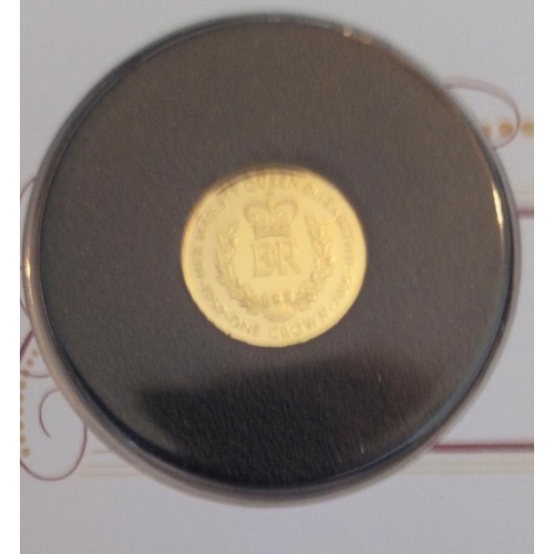 56 - A 22CT GOLD ONE CROWN PROOF COIN COVER, DATED 2015, THE ELIZABETH II SOLID GOLD COIN COVER. 
(approx... 