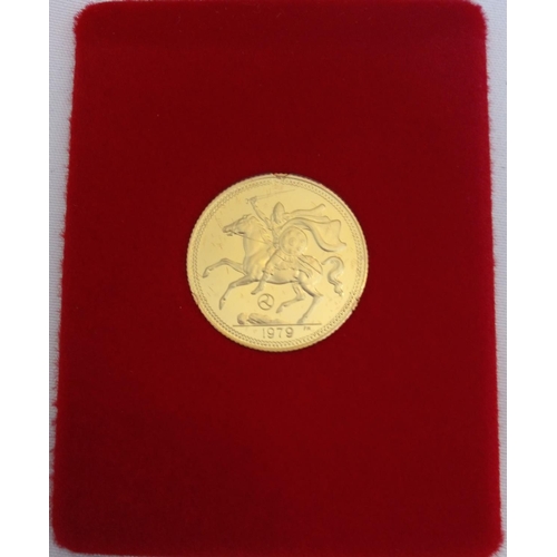 60 - A 22CT GOLD FULL SOVEREIGN PROOF COIN, DATED 1979, ISLE OF MAN TREASURY 
In a velvet card.
(approx t... 
