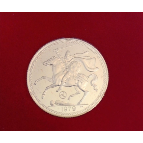 60 - A 22CT GOLD FULL SOVEREIGN PROOF COIN, DATED 1979, ISLE OF MAN TREASURY 
In a velvet card.
(approx t... 