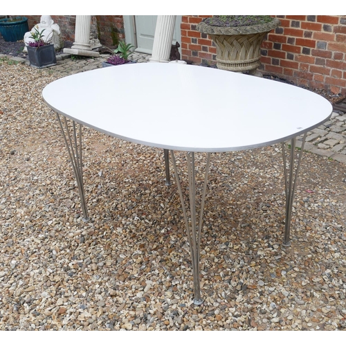 666 - FRITZ HANSEN, DESIGNED BY ARNIE JACOBSEN, AN OVAL WHITE LACQUERED DINING TABLE AND FOUR MATCHING CHA... 