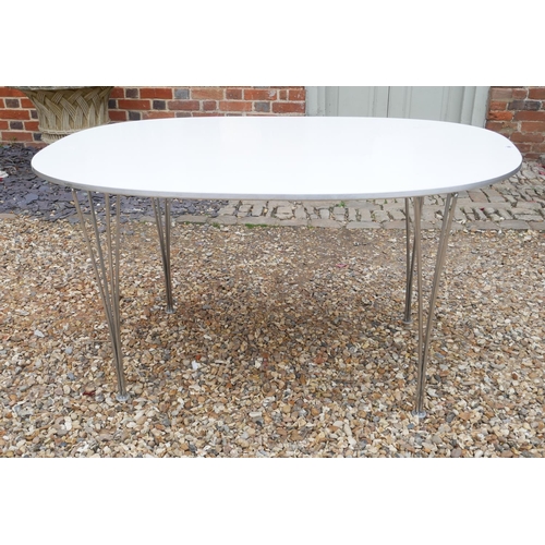 666 - FRITZ HANSEN, DESIGNED BY ARNIE JACOBSEN, AN OVAL WHITE LACQUERED DINING TABLE AND FOUR MATCHING CHA... 
