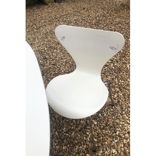 666 - FRITZ HANSEN, DESIGNED BY ARNIE JACOBSEN, AN OVAL WHITE LACQUERED DINING TABLE AND FOUR MATCHING CHA... 