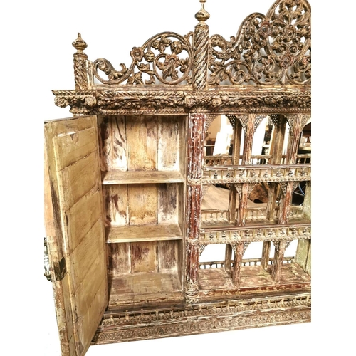 685 - A VENETIAN DESIGN WALL MOUNTED MIRRORED BACK CABINET
With pierced floral fretwork pediment above gal... 