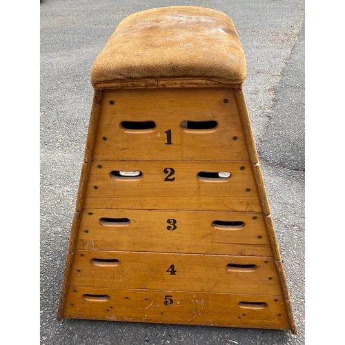 698a - A VINTAGE GYMNASTICS SUEDE LEATHER AND PINE VAULTING HORSE.
(65cm x 110cm x 130cm)

Condition: good,... 