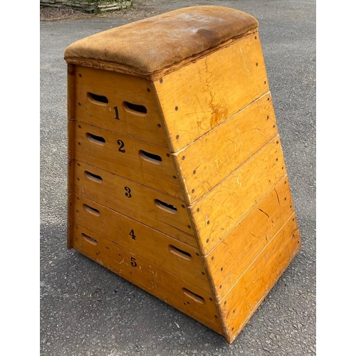 698a - A VINTAGE GYMNASTICS SUEDE LEATHER AND PINE VAULTING HORSE.
(65cm x 110cm x 130cm)

Condition: good,... 