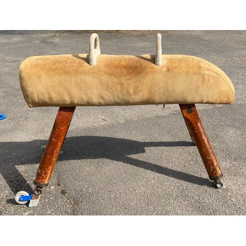 699 - A VINTAGE SUEDE LEATHER AND BEECHWOOD POMMEL HORSE
(151cm x 120cm) 

Condition: good, in accordance ... 