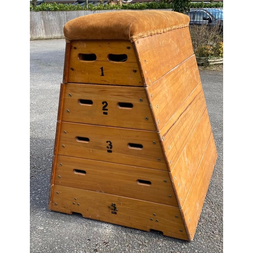 699a - A VINTAGE GYMNASTICS SUEDE LEATHER AND PINE VAULTING HORSE .
(130cm x 110cm x 130cm)

Condition: goo... 