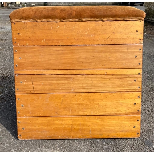 699a - A VINTAGE GYMNASTICS SUEDE LEATHER AND PINE VAULTING HORSE .
(130cm x 110cm x 130cm)

Condition: goo... 