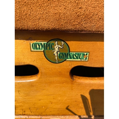 699a - A VINTAGE GYMNASTICS SUEDE LEATHER AND PINE VAULTING HORSE .
(130cm x 110cm x 130cm)

Condition: goo... 