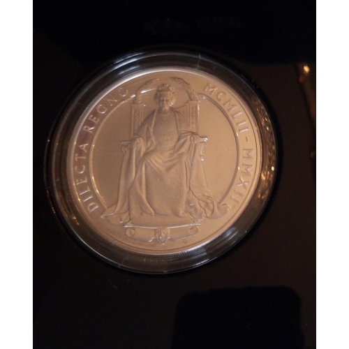 73 - A SILVER 5OZ COMMEMORATIVE TEN POUND PROOF COIN, ISSUED 2012
The Official UK Diamond Jubilee, in a p... 