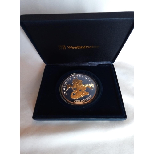 84 - A 24CT GOLD ON SILVER 5OZ COMMEMORATIVE TEN POUND COIN PROOF COIN, DATED 2009 
in a protective capsu... 