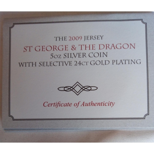 84 - A 24CT GOLD ON SILVER 5OZ COMMEMORATIVE TEN POUND COIN PROOF COIN, DATED 2009 
in a protective capsu... 