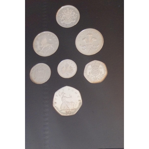 95 - A SILVER COMMEMORATIVE SEVEN COIN PROOF SET, DATED 2008
(approx total weight 42.93g)

Condition: goo... 