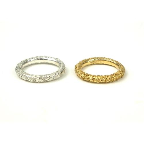 398 - AN 18CT GOLD BARK EFFECT BAND 
Along with its pair in silver (size Q/N).

Condition: good