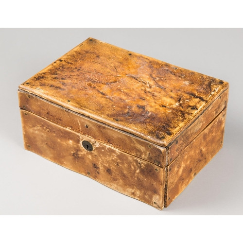 42 - ROWLAND WARD, AN EARLY 20TH CENTURY TAXIDERMY RHINOCEROS SKIN COVERED MAHOGANY BOX. Brass hinges and... 