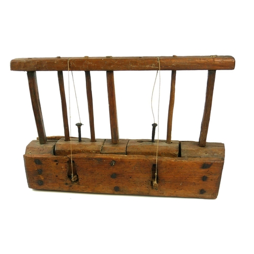 457 - AN 18TH/19TH CENTURY ELM AND PINE DEADFALL MOUSE TRAP.
(43cm x 30cm)

Condition: one spindle missing