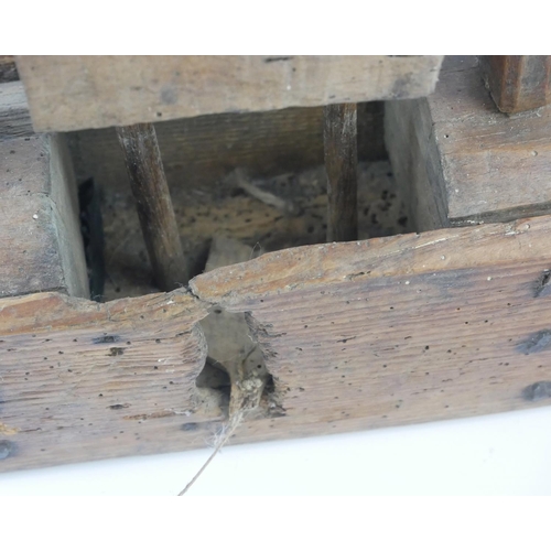 457 - AN 18TH/19TH CENTURY ELM AND PINE DEADFALL MOUSE TRAP.
(43cm x 30cm)

Condition: one spindle missing