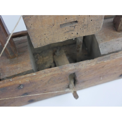 457 - AN 18TH/19TH CENTURY ELM AND PINE DEADFALL MOUSE TRAP.
(43cm x 30cm)

Condition: one spindle missing