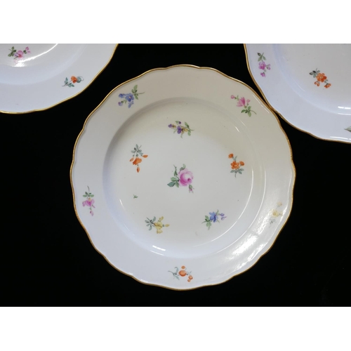 461 - MESSIEN, A SET OF SIX EARLY 20TH CENTURY PORCELAIN DINNER PLATES AND MATCHING SERVING BOWL
Having fl... 