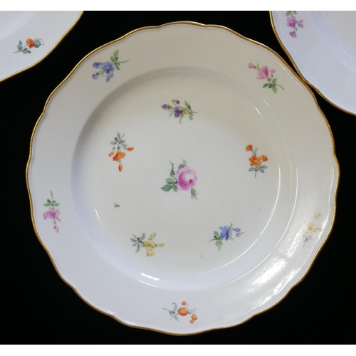 461 - MESSIEN, A SET OF SIX EARLY 20TH CENTURY PORCELAIN DINNER PLATES AND MATCHING SERVING BOWL
Having fl... 