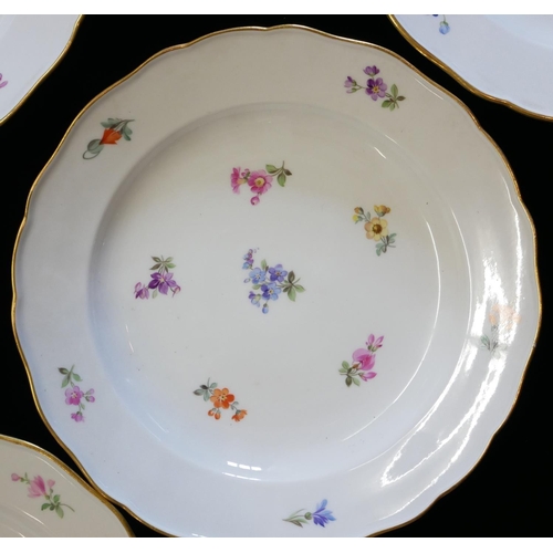 461 - MESSIEN, A SET OF SIX EARLY 20TH CENTURY PORCELAIN DINNER PLATES AND MATCHING SERVING BOWL
Having fl... 