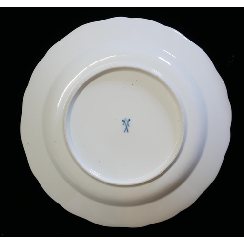 461 - MESSIEN, A SET OF SIX EARLY 20TH CENTURY PORCELAIN DINNER PLATES AND MATCHING SERVING BOWL
Having fl... 