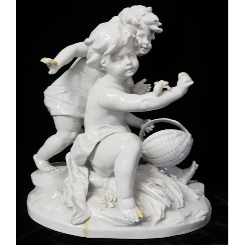 462 - A LARGE EARLY 20TH CENTURY ITALIAN WHITE GLAZE PORCELAIN FIGURAL GROUP
Two children at play with ins... 