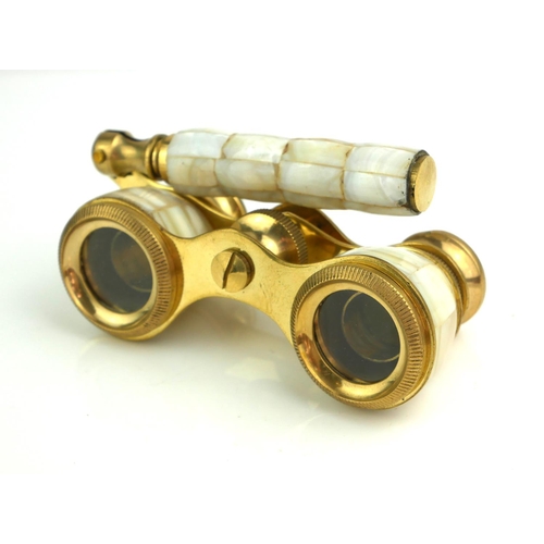 483 - A PAIR OF GILT BRASS AND MOTHER OF PEARL OPERA GLASSES
Having a telescopic handle. 
(approx 10cm)