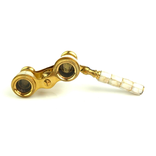 483 - A PAIR OF GILT BRASS AND MOTHER OF PEARL OPERA GLASSES
Having a telescopic handle. 
(approx 10cm)