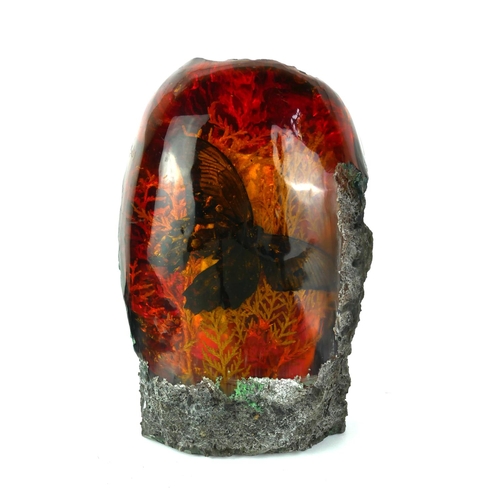 548 - AN AMBER TYPE DECORATIVE ORGANIC FORM TABLE PAPERWEIGHT.
(h 23cm)