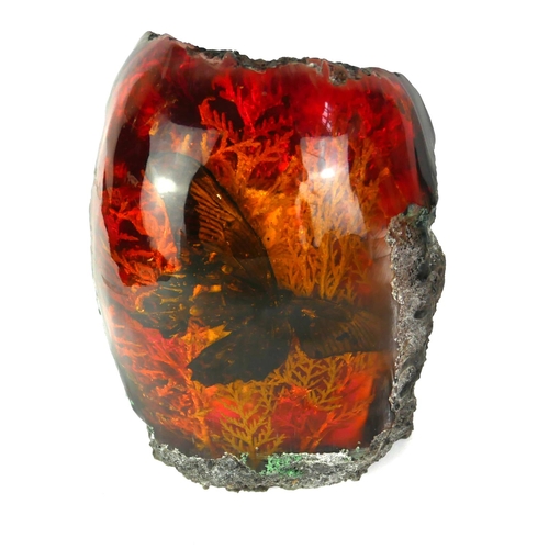 548 - AN AMBER TYPE DECORATIVE ORGANIC FORM TABLE PAPERWEIGHT.
(h 23cm)