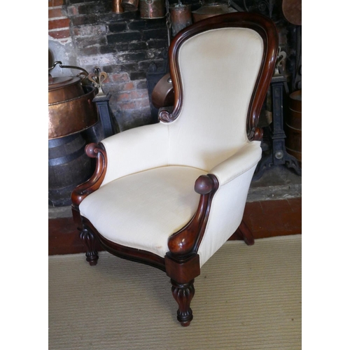 704 - A VICTORIAN STYLE MAHOGANY SPOON BACK ARMCHAIR
Upholstered in a cream water silk, raised on turned m... 