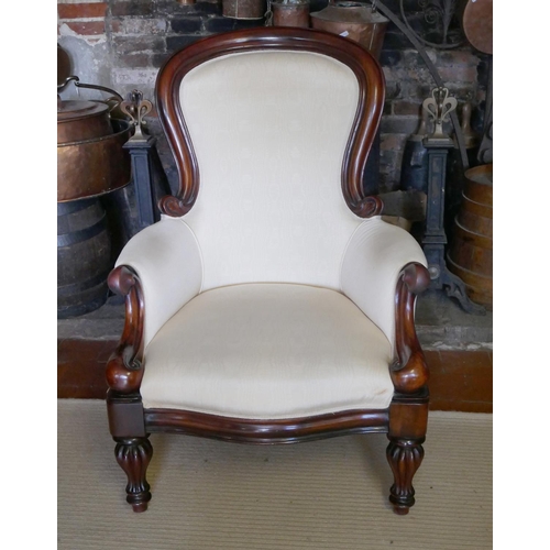 704 - A VICTORIAN STYLE MAHOGANY SPOON BACK ARMCHAIR
Upholstered in a cream water silk, raised on turned m... 