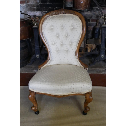 709 - A VICTORIAN MAHOGANY SPOON BACK NURSING CHAIR
Button back cream fabric upholstery, raised on cabriol... 