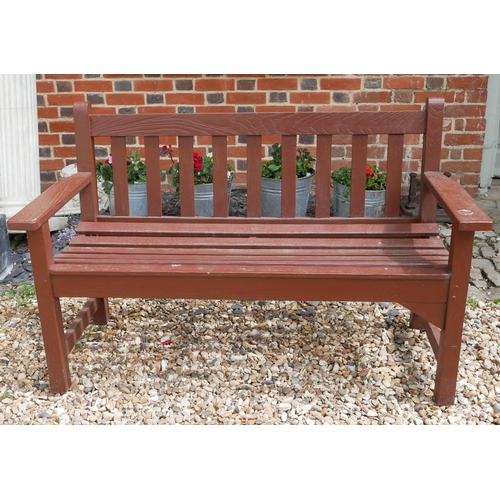 725 - A PAINTED OAK TWO SEAT GARDEN BENCH.
(129cm x 57cm x 83cm)

Condition: good