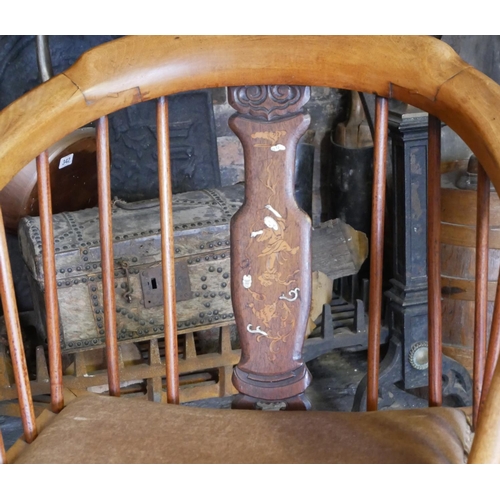 732 - A 19TH CENTURY SATINWOOD FLOORSTANDING OPEN BOOKCASE
With graduating shelves and lower drawer, stand... 