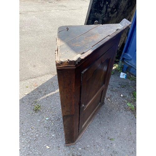 757 - A GEORGIAN OAK WALL HANGING CORNER CUPBOARD.
(74cm x 42cm x 91cm)

Condition: top moulding left side... 