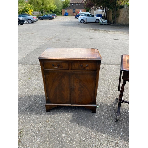 758 - A REGENCY STYLE MAHOGANY SIDE CABINET
The single drawer above a cupboard, along with a sofa table.
(... 