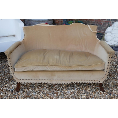 788 - AN EARLY 20TH CENTURY UPHOLSTERED TWO SEATER SETTEE
Humpback with studded upholstery and carved oak ... 