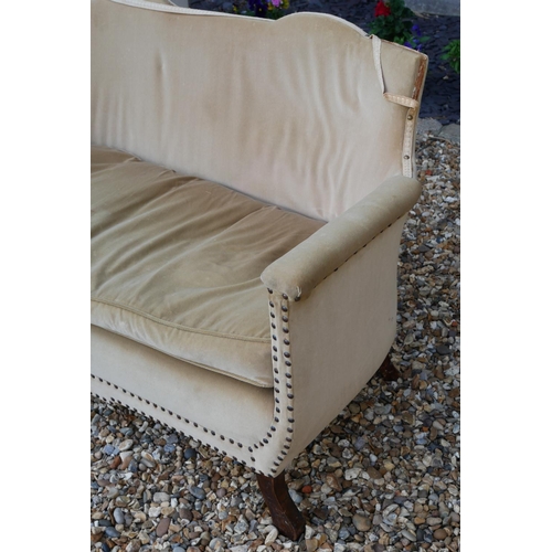 788 - AN EARLY 20TH CENTURY UPHOLSTERED TWO SEATER SETTEE
Humpback with studded upholstery and carved oak ... 