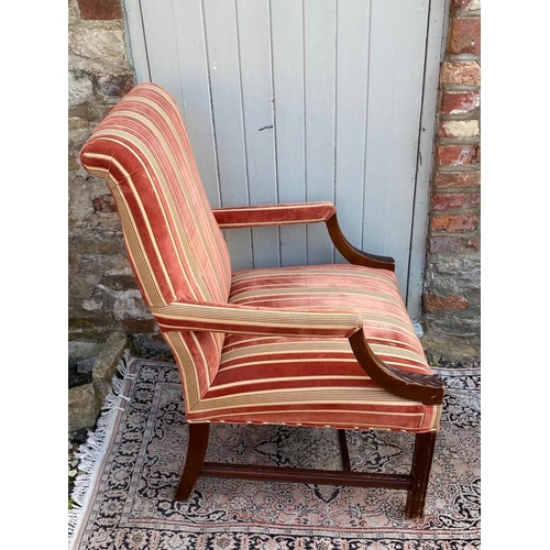 795 - A REGENCY STYLE OPEN ARMCHAIR
Upholstered in a cut velvet fabric with acanthus carved arms.
(62cm x ... 