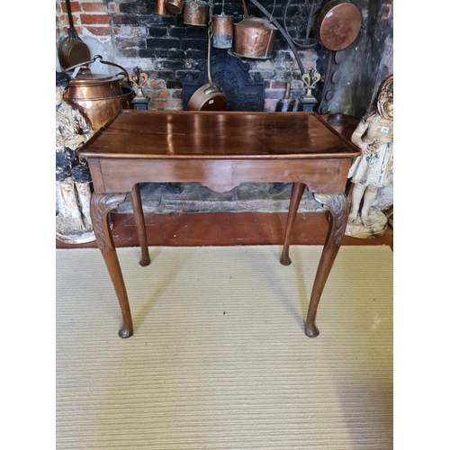 808 - AN 18TH CENTURY MAHOGANY SILVER TABLE
The dished top above a shaped apron, on cabriole legs with aca... 