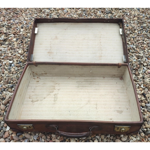 570 - A VINTAGE TAN LEATHER SUITCASE
With polished brass levers locks.
(67cm x 41cm x 16cm)
 
Condition: o... 