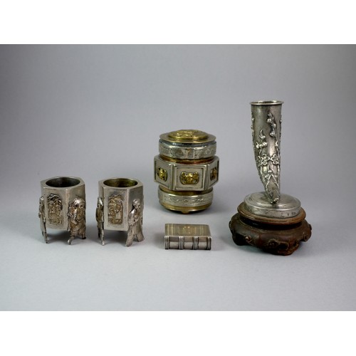 440 - A GROUP OF CHINESE EXPORT SILVER ITEMS
Comprising a horn of plenty, wood stand, a pair of salts with... 