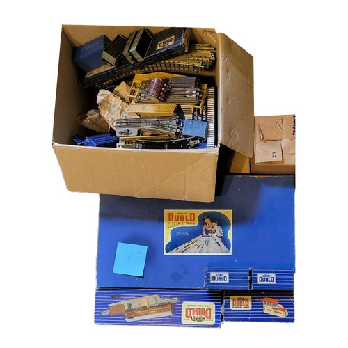 247 - A HORNBY DUBLO TINPLATE TRAIN SET
Boxed along TPO mail van set, D1 signal cabin, petrol tank D1 esso... 