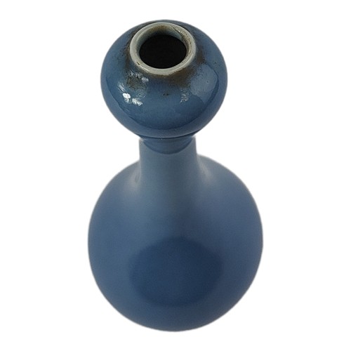 69 - A SMALL CHINESE BLUE GLAZED PORCELAIN GARLIC NECK VASE.
(h 18cm)

Condition: good
