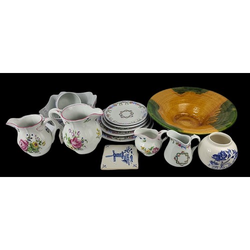 43 - LIMOGES, A SMALL FRENCH BERNARDAUD QUANTITY OF TEAWARES
To include serving bowl, five plates, cup an... 