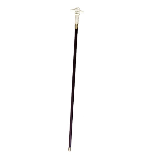 29 - A CARVED POLISHED BONE HANDLED WALKING STICK
Depicting a hand holding a stick.
(h 94cm)

Condition: ... 
